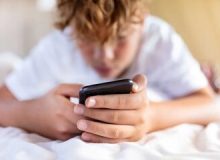 جنجال یک محدودیت بزرگ در بریتانیا؛ اجماع بی‌سابقه پزشکان علیه نوجوانان/ ماجرا چیست؟